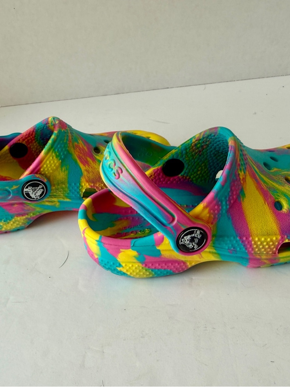 CROCS Kids Tie-Dye Clog in Turquoise, Pink, Yellow. Size C8 - Picture 6 of 10